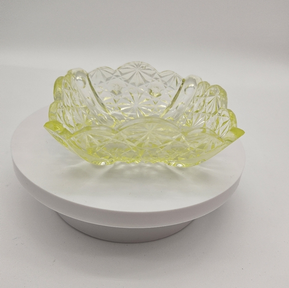 Vintage EAPG Vaseline Glass Daisy And Cross Pattern Trinket Dish Glows - Picture 2 of 8